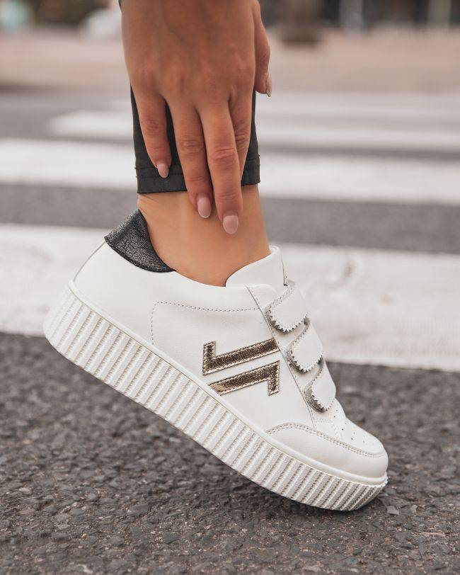 Basket Blanche Style Moderne avec Contrefort Noir et Empiècement Doré - CL70 WHITE - cl11sneakers.fr